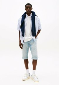 Tommy Jeans RYAN REGULAR DISTRESSED - Jeansshort - denim light