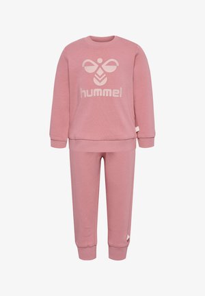 Roze katoenen sweatshirt- en broekset met een groot wit "hummel" logo en gebande mouwen voor een veilige pasvorm. Glad textuur, casual ontwerp.