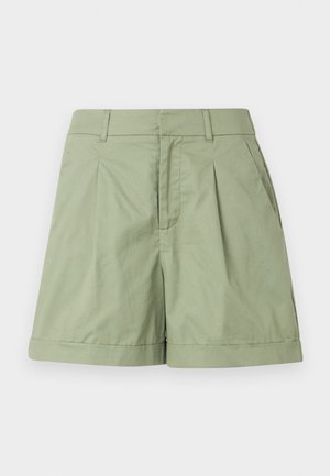 Grüne Baumwollshorts mit gefalteter Vorderseite, umgeschlagenem Saum und seitlichen Taschen. Glatte Textur und taillierte Passform für entspannte Trageweise.