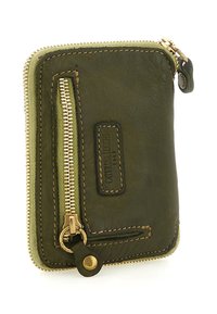 Portafoglio in pelle verde oliva compatto con zip dorata, tasca frontale con zip e etichetta del marchio cucita su sfondo bianco.