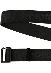 Zwarte nylon riem met een gestructureerd oppervlak, verstelbare lengte en een plastic gesp met een lus. "PROTECT" is subtiel geperst.