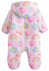 Rompers rose, rembourré, avec une capuche, arborant divers imprimés colorés : cœurs, fleurs, fraises, arcs-en-ciel et personnages souriants.