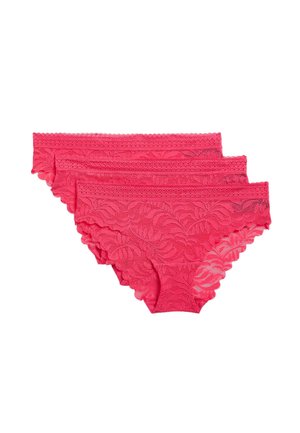 Roze kanten ondergoedset, met ingewikkelde bloemmotieven, gegolfde randen en een semi-doorzichtige textuur. Drie stukken inbegrepen.