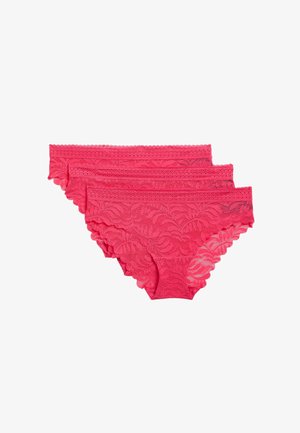 Set di lingerie in pizzo rosa, caratterizzato da intricati motivi floreali, bordi scallopati e una texture semitrasparente. Inclusi tre pezzi.