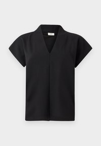 Haut noir à manches courtes avec un col en V, confectionné dans un tissu lisse, présentant une coupe simple sans ornements visibles.