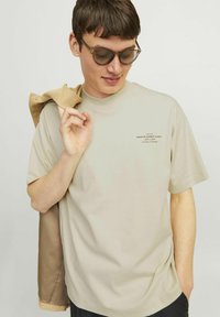 Jack & Jones PREMIUM JPRBLACHAD BRANDING CREW NECK TEE - T-shirt con stampa - summer sand