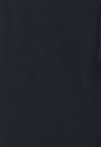 Czarny t-shirt z miękkiej bawełnianej tkaniny o gładkiej fakturze i prostym fasonie, z prostym krojem bez widocznych wzorów czy akcentów.