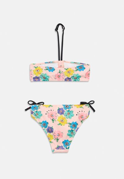 Bikini deux pièces avec fond rose, motif floral coloré bleu, jaune, violet et vert, bretelle noire ajustable au cou et fermetures latérales à nouer.