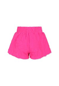 Ljust rosa shorts med en strukturerad yta som har ett fruktmönster. Elastisk midja och en scalloped nederkant förbättrar designen.
