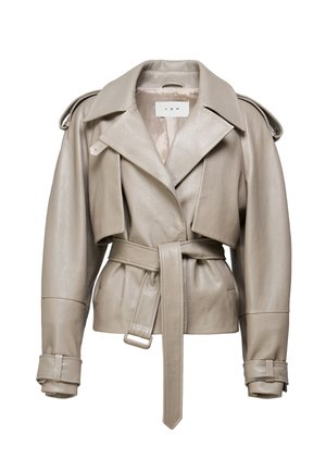 Lichtgrijze leren cropped jas met brede revers, tailleband, schouderepauletten en manchetlussen.