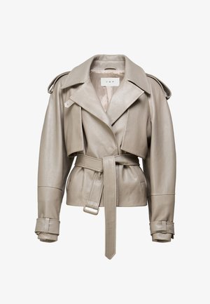 Gaiši pelēka ādas crop virsjaka ar platajiem atloki, jostasvietu ar jostu, plecu epauletēm un aproču siksnām.