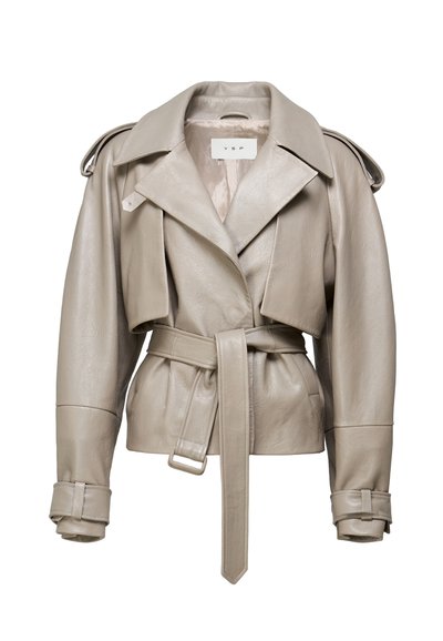 Világosszürke bőrös, rövidített dzseki, széles gallérral, öves derékkal, vállpántokkal és mandzsettagombokkal.