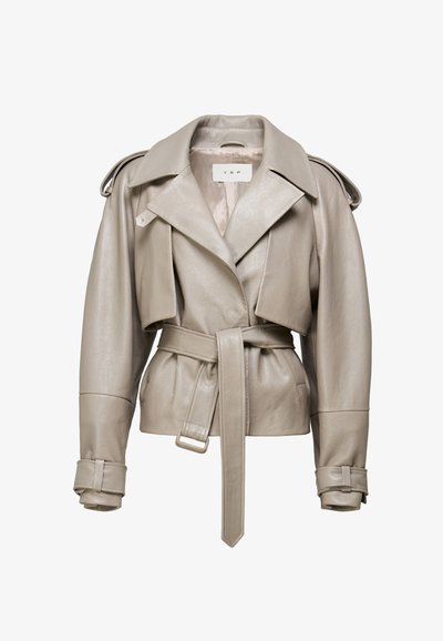 Világosszürke bőrös, rövidített dzseki, széles gallérral, öves derékkal, vállpántokkal és mandzsettagombokkal.