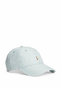 Cappellino a righe blu chiaro e bianche realizzato in tessuto, con visiera curvata e un piccolo logo dorato sul davanti.