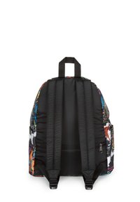 Mochila negra con correas acolchadas; la parte frontal presenta un patrón gráfico colorido; incluye un bolsillo lateral y un asa en la parte superior para llevarla.