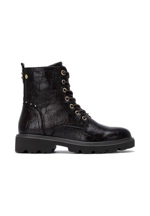 Bota de combate negra hasta el tobillo con textura de cocodrilo, cordones delanteros, suela gruesa con ranuras y pequeñas tachuelas metálicas en el lateral y la parte trasera.