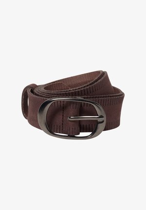 Ceinture en cuir marron roulée avec boucle ovale noire et détails de couture verticale le long des bords sur fond blanc.