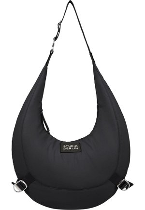 Schwarze gepolsterte Umhängetasche mit rundem Design, Logo-Patch, verstellbarem Tragegurt und Metallbeschlägen für eine sichere Befestigung.