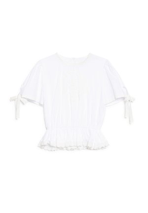 Blouse blanche à manches courtes avec encolure ronde, taille froncée, ourlet à volants et détails noués sur chaque manche.