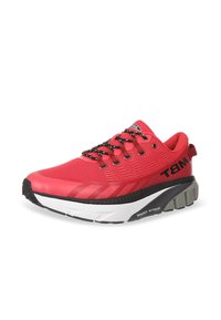 Chaussure de sport rouge avec un dessus en maille respirante, des lacets noirs et une semelle blanche présentant des accents gris et des motifs texturés sur les côtés.