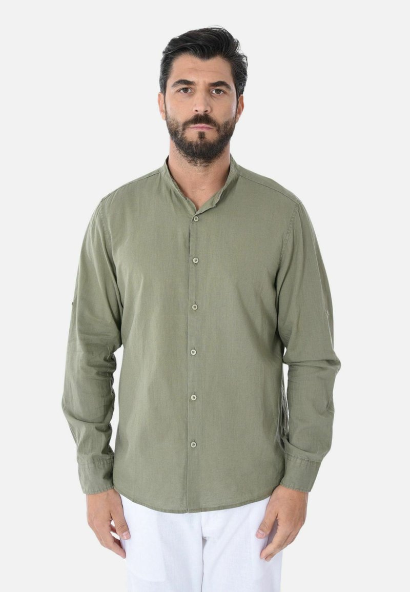 Camicia a maniche lunghe verde oliva con colletto alla mandarina, chiusura con bottoni e tessuto strutturato. Presenta una vestibilità rilassata e orlo dritto.