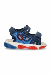 Sandalia infantil azul con acentos en rojo y blanco, con un diseño de Spider-Man, correas de Velcro y una suela texturizada para un mejor agarre.