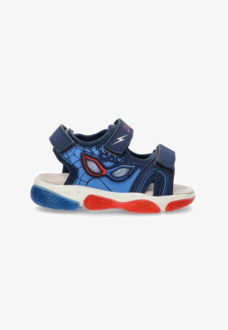 Sandalia infantil azul con acentos en rojo y blanco, con un diseño de Spider-Man, correas de Velcro y una suela texturizada para un mejor agarre.