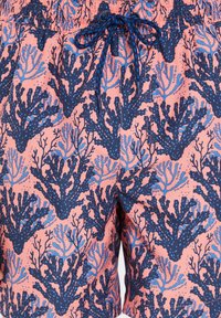 Bañador con estampado de coral en tonos rosa y azul marino, con cintura ajustable y tejido ligero de textura suave.