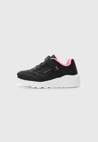 Baskets noires avec des accents roses, fabriquées en matériau synthétique, dotées d'un design à lacets, d'une sangle réglable et d'une semelle blanche texturée.