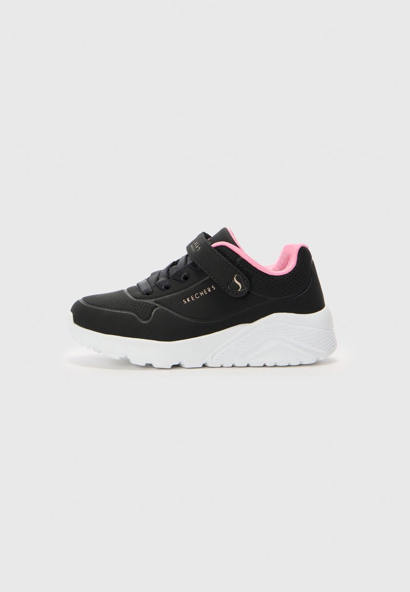 Baskets noires avec des accents roses, fabriquées en matériau synthétique, dotées d'un design à lacets, d'une sangle réglable et d'une semelle blanche texturée.