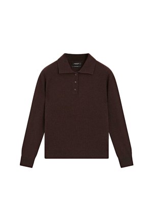Pull-over en tricot marron foncé à manches longues avec trois boutons et un col plat, posé à plat sur un fond blanc.