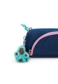 Marine nylon pouch met roze en turkoois accenten, voorzien van een blauwe rits en een harige turkoois aap sleutelhanger.