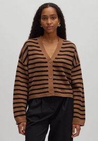 Bruin en zwart gestreepte gebreide cardigan, cropped ontwerp, V-hals, sluiting met zes knopen, geribde manchetten en zoom met een zachte textuur.
