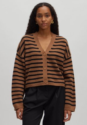 Bruin en zwart gestreepte gebreide cardigan, cropped ontwerp, V-hals, sluiting met zes knopen, geribde manchetten en zoom met een zachte textuur.