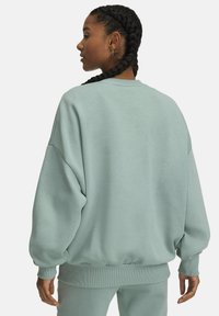 Under Armour RIVAL CREW - Sweatshirt - silica green