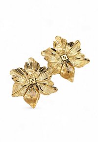 Orecchini floreali dorati con petali texturizzati e un dettaglio centrale in perla rotonda e liscia. Ogni orecchino presenta schemi di foglie intricati e un design audace.