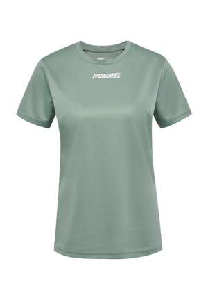 Jasnozielona sportowa koszulka z krótkim rękawem, z okrągłym dekoltem i białym logo "HUMMEL" na środku klatki piersiowej.