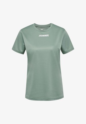 Lichtgroen sport T-shirt met korte mouwen, ronde hals en wit "HUMMEL"-logo gecentreerd op de borst.