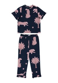 Conjunto de pijama azul marino que incluye una parte superior de manga corta y pantalones, decorado con patrones de animales y palmeras rosas, con volantes en las mangas y el dobladillo de los pantalones.