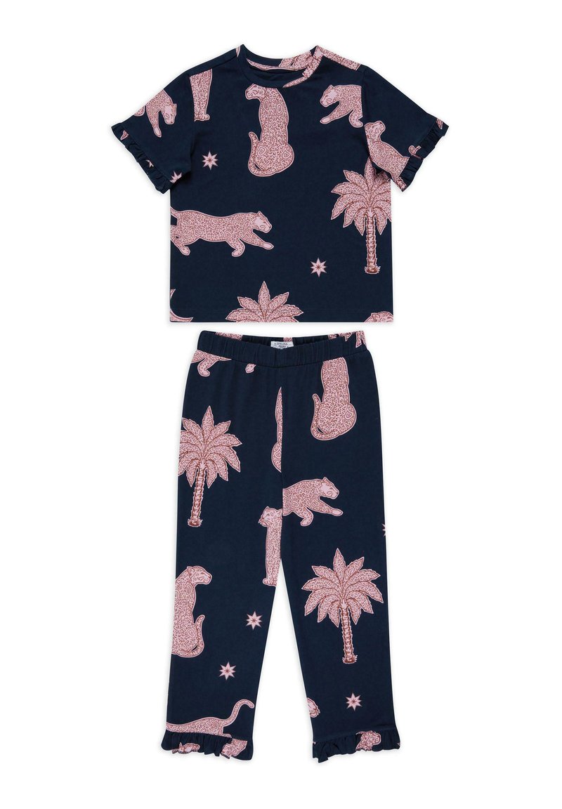 Conjunto de pijama azul marino que incluye una parte superior de manga corta y pantalones, decorado con patrones de animales y palmeras rosas, con volantes en las mangas y el dobladillo de los pantalones.