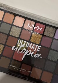 La palette di ombretti NYX Ultimate Utopia presenta 40 tonalità in diverse finiture, tra cui opache e luminose, con una combinazione di toni caldi e freddi.