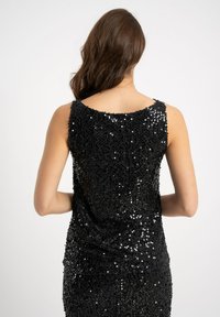Czarna sukienka bez rękawów zdobiona cekinami, z dekoltem w serek i dopasowanym krojem, o gładkiej fakturze i połyskującej powierzchni.