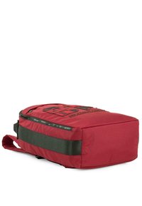 Mochila roja de forma rectangular, que cuenta con un cierre en la parte superior, acentos de correa verdes y un logotipo texturizado en el panel frontal.
