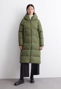Marc O'Polo PUFFER COAT WITH HOOD SIDE SLITS WITH ZIPPER WELT POCKETS BACKPACK BELTS - Sulemantel - olive crop