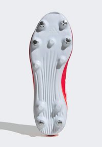 Sole del chiodo rossa e bianca con scanalature, sei tacchetti in plastica e logo Adidas in rilievo. Finitura liscia e leggermente strutturata.