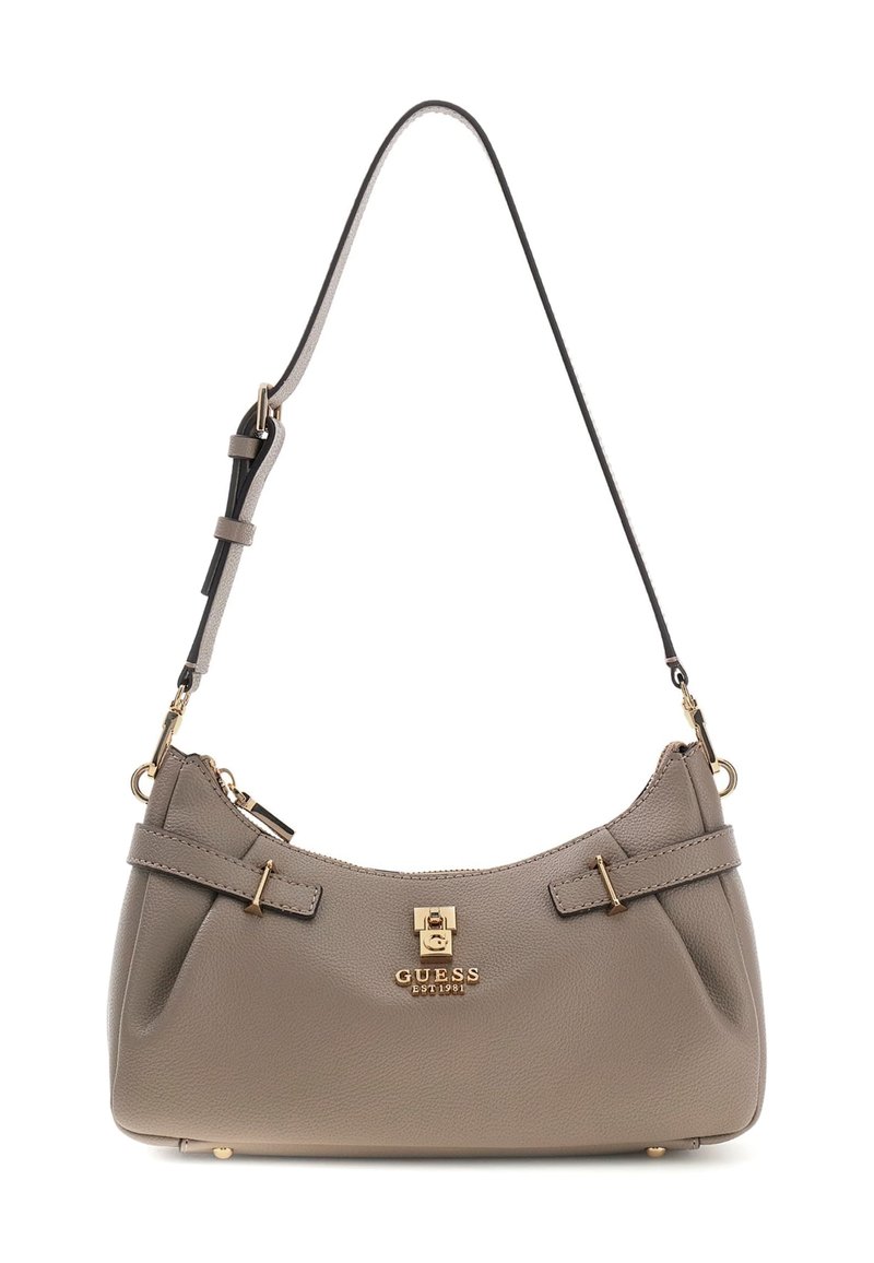 Brązowo-szara skórzana torebka na ramię ze złotym okuciem, regulowanym paskiem, przednim detalem z klamrą oraz logo "Guess EST 1981" na przodzie.