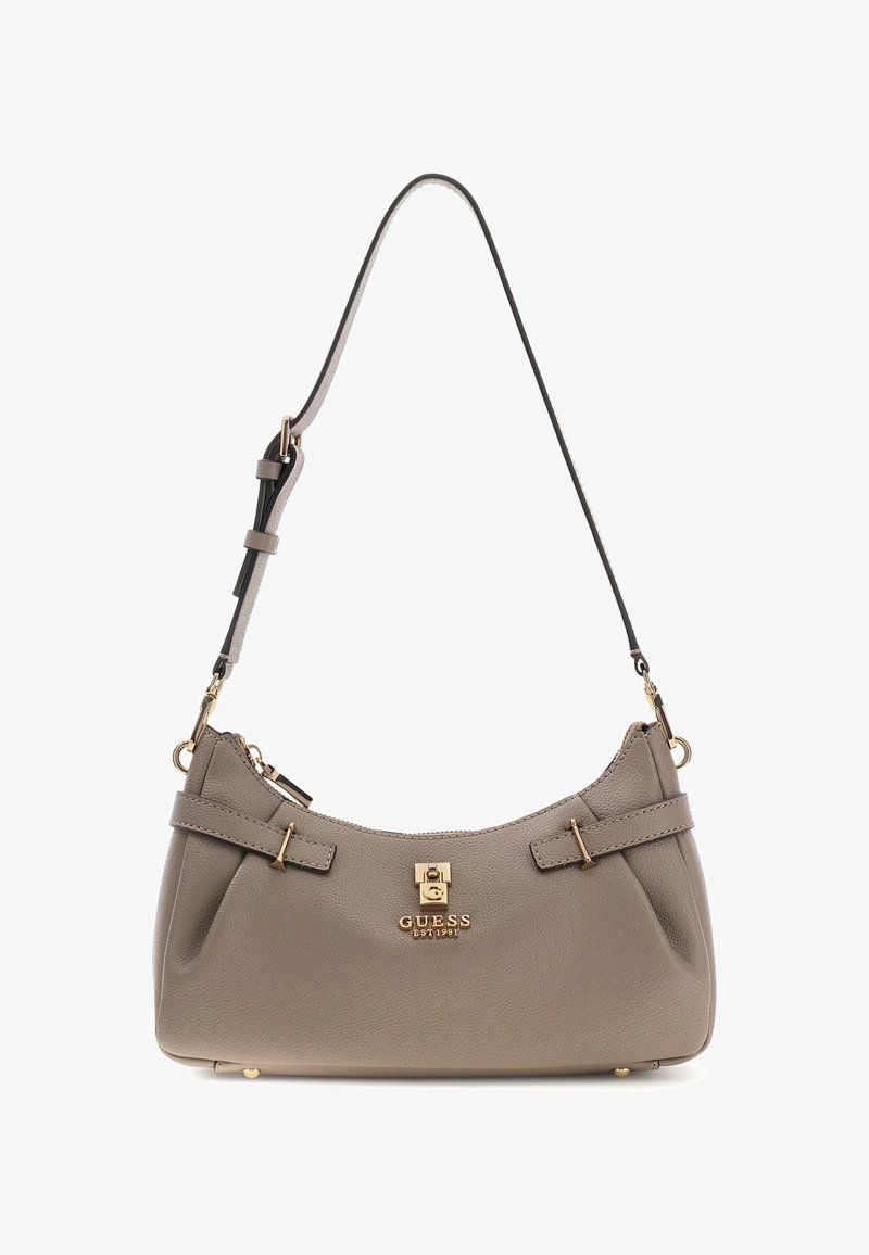 Brązowo-szara skórzana torebka na ramię ze złotym okuciem, regulowanym paskiem, przednim detalem z klamrą oraz logo "Guess EST 1981" na przodzie.