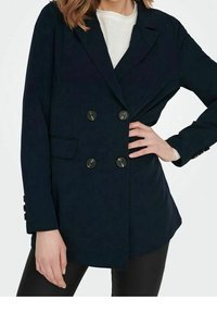 Námořnický modrý dvouřadý blazer s velkými �černými knoflíky, klopovými límci a bočními kapsami, s mírně strukturovaným střihem.