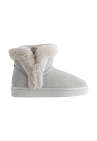 Graue Wildleder-Ankle-Boots mit plüschigem Kunstfellkragen und -futter, flacher weißer Gummisohle und minimalistischem Design. Keine sichtbaren Beschläge oder Muster.