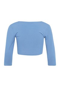 Lichtblauw, kort gesneden shirt met lange mouwen gemaakt van zachte stof. Heeft een brede halslijn en aansluitende mouwen met stevige stiksels rond de zoom.